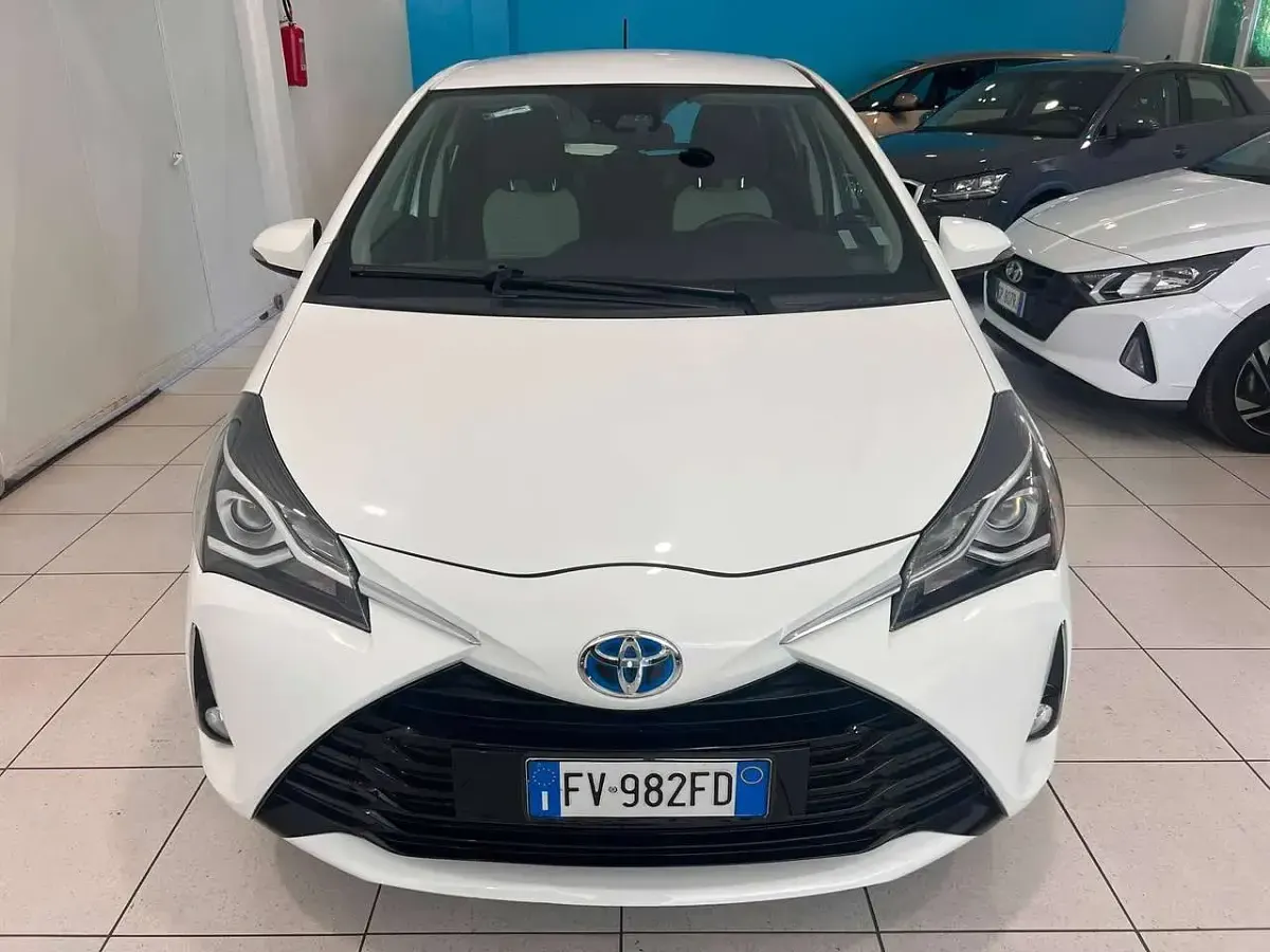 Usata Toyota Yaris Hybrid Business Edition 73 CV (53 kW) 2019 Bianco Berlina