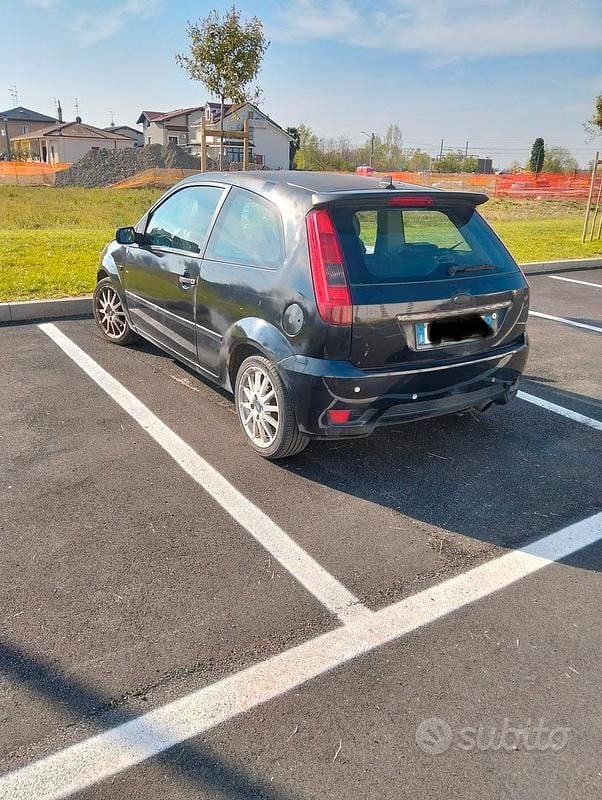 Usata Ford Fiesta 68 CV (50 kW) 2004 Nero Utilitaria