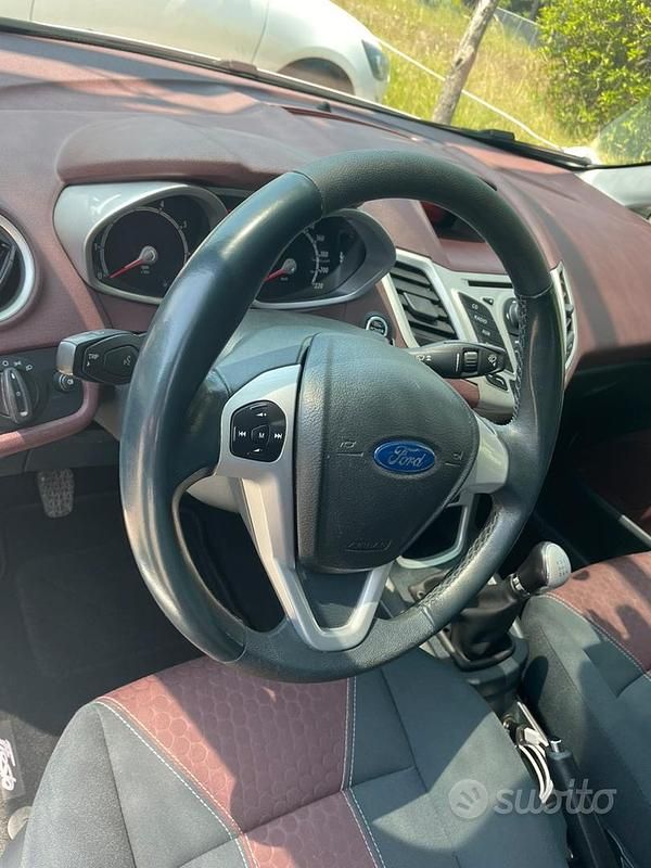 Usata Ford Fiesta Titanium 82 CV (60 kW) 2011 Bianco Utilitaria