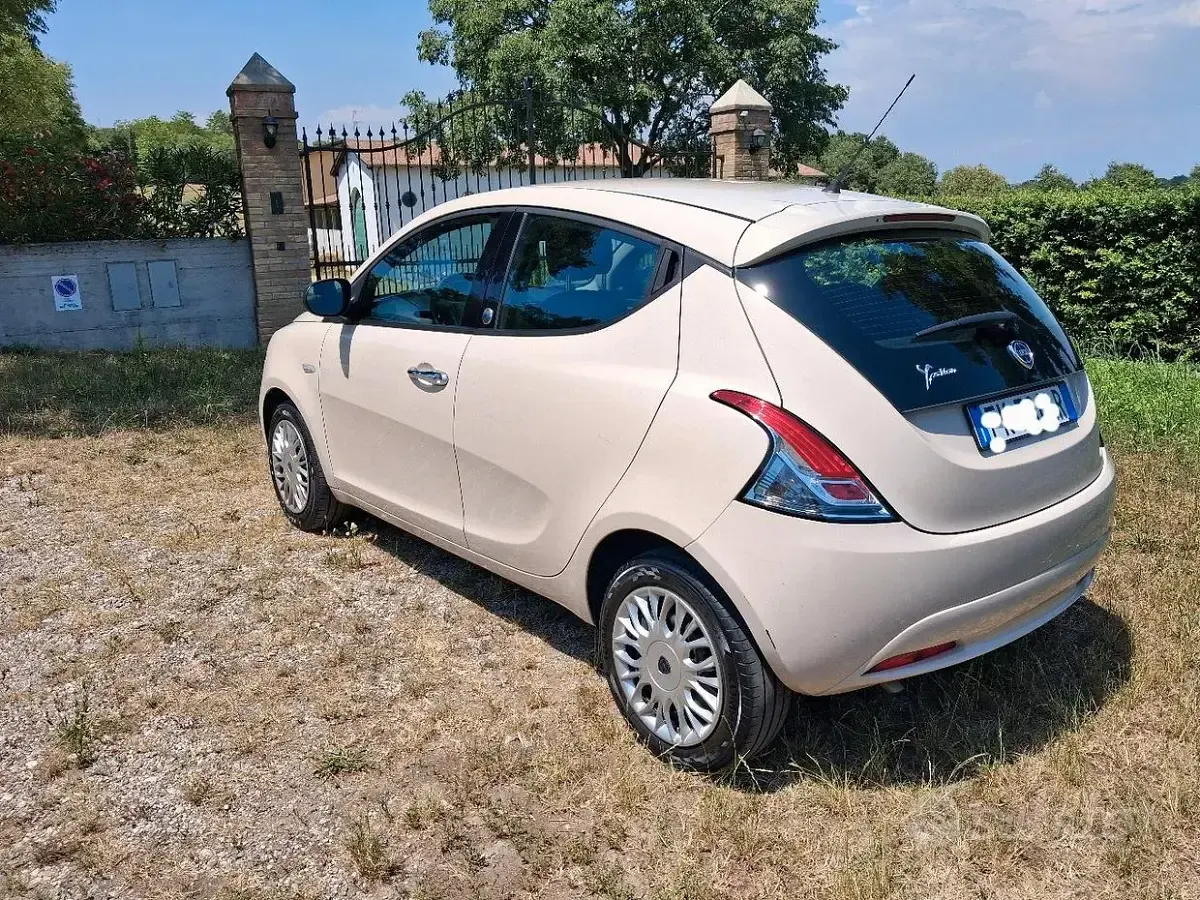Usata Lancia Ypsilon Silver 69 CV (50 kW) 2017 Bianco Utilitaria