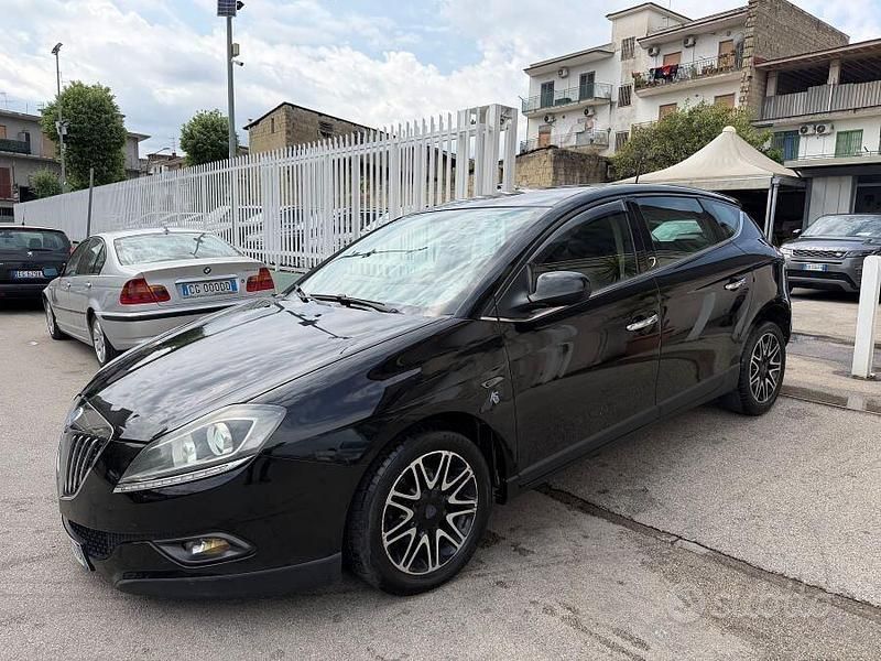 Begagnad Lancia Delta 120 HK (88 kW) 2010 Svart Halvkombi