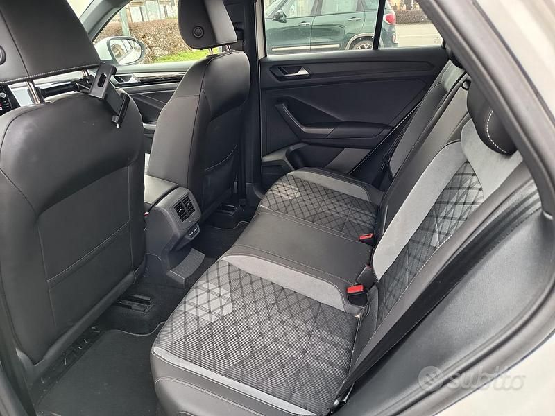 Usata VW T-Roc R-line 150 CV (110 kW) 2023 Bianco SUV
