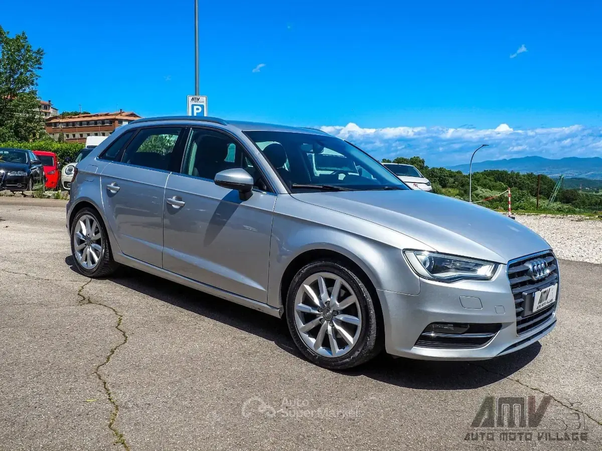 Usado Audi A3 Attraction 105 CV (77 kW) 2013 Plateado Berlina