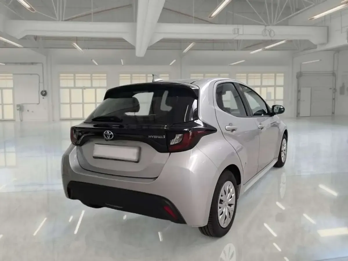 Usata Toyota Yaris Hybrid Business Edition 92 CV (67 kW) 2021 Grigio Berlina