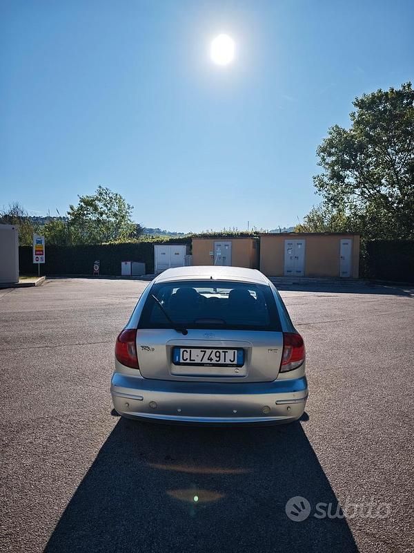 Usata Kia Rio 82 CV (60 kW) 2004 Grigio Station wagon