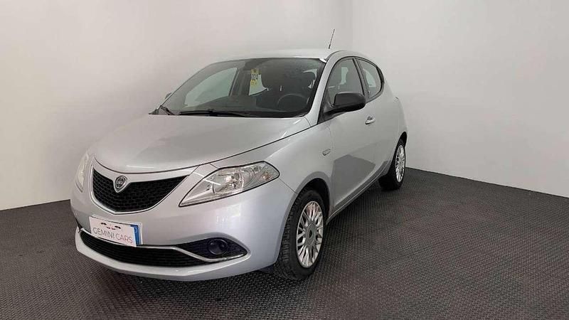 Argento Usata 2017 Lancia Ypsilon Silver Due volumi | 7990 € (Buon prezzo) - Immagine 1/4
