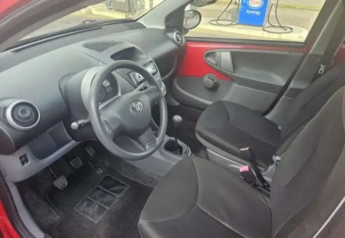 Usata Toyota Aygo Sol 68 CV (50 kW) 2009 Rosso Utilitaria