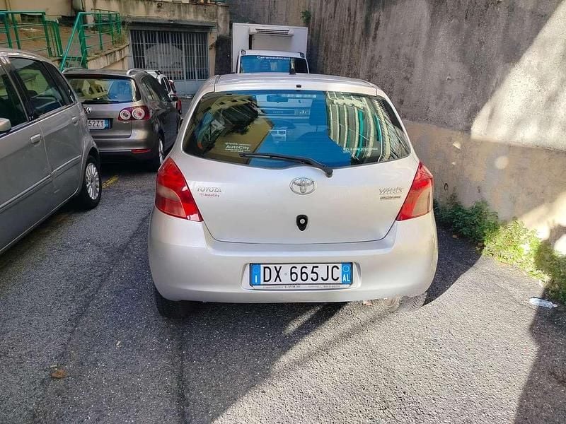 Usata Toyota Yaris Sol 87 CV (63 kW) 2009 Argento Berlina