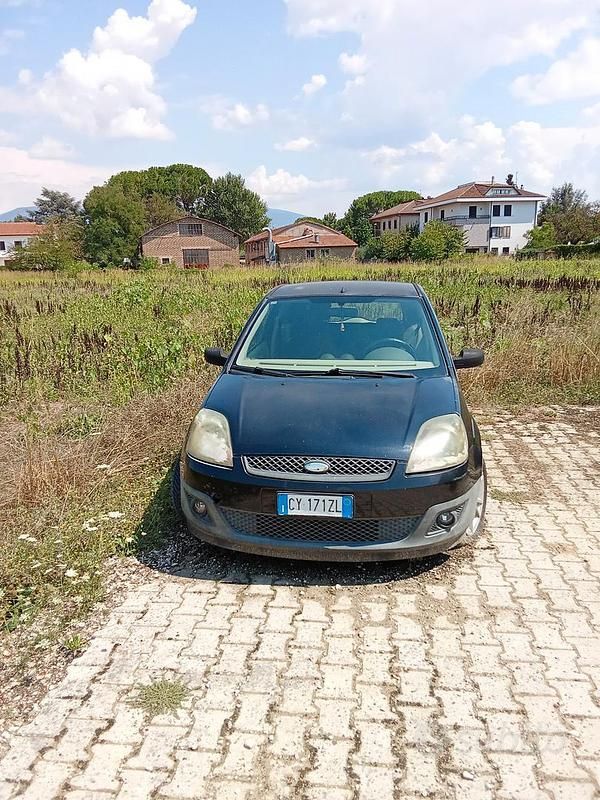 Nero Usata 2008 Ford Fiesta Due volumi | 900 € (Ottimo prezzo) - Immagine 1/4