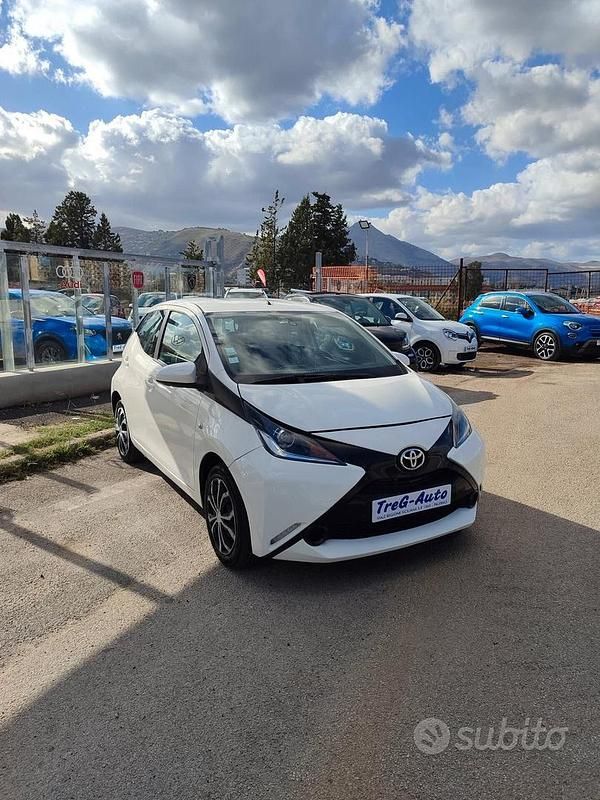 Usata Toyota Aygo X-play 69 CV (50 kW) 2017 Bianco Utilitaria