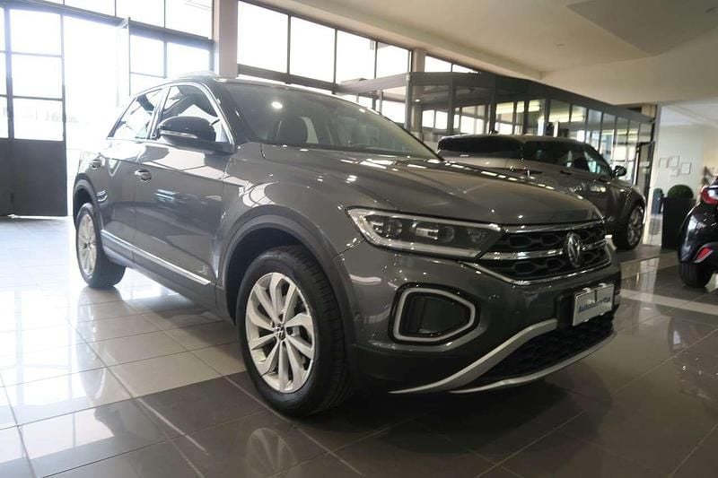 Usata VW T-Roc Style 116 CV (85 kW) 2025 Grigio scuro /tetto nero SUV