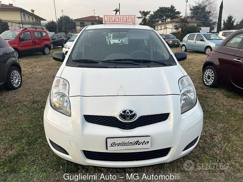 Usata Toyota Yaris Sol 69 CV (50 kW) 2010 Bianco Utilitaria