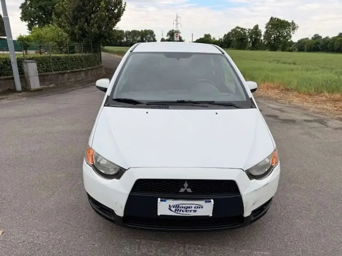 Usata Mitsubishi Colt Invite 95 CV (69 kW) 2010 Bianco Utilitaria