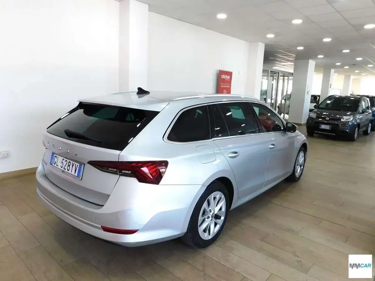 Usata Skoda Octavia Style 116 CV (85 kW) 2023 Grigio chiaro Station wagon