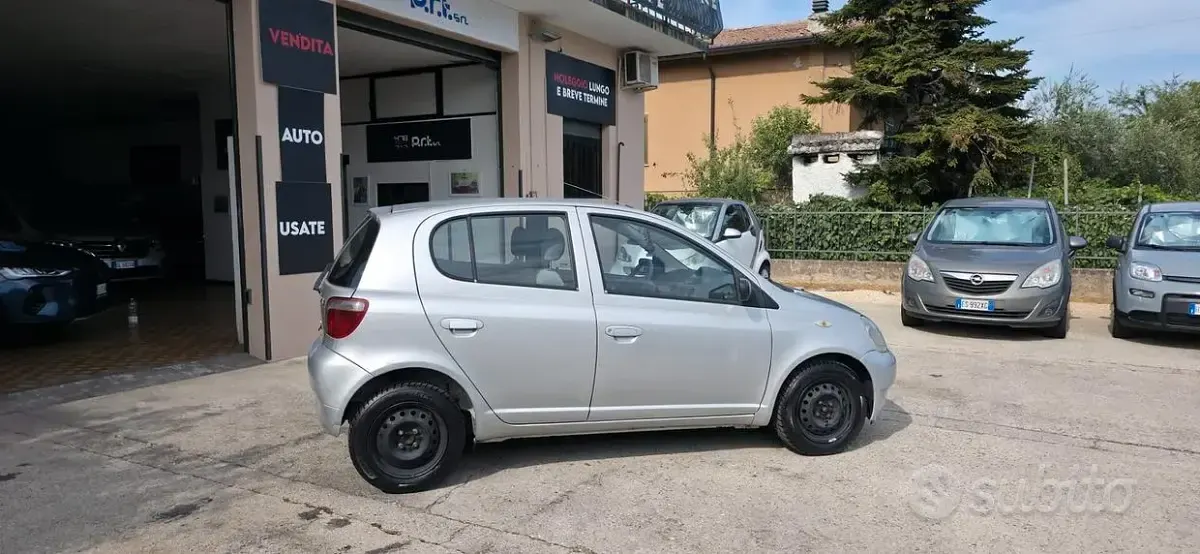 Usata Toyota Yaris Sol 68 CV (50 kW) 2000 Grigio Berlina