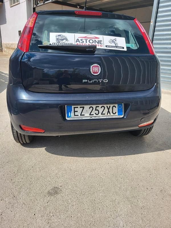 Usata Fiat Punto Lounge 77 CV (56 kW) 2015 Blu Utilitaria