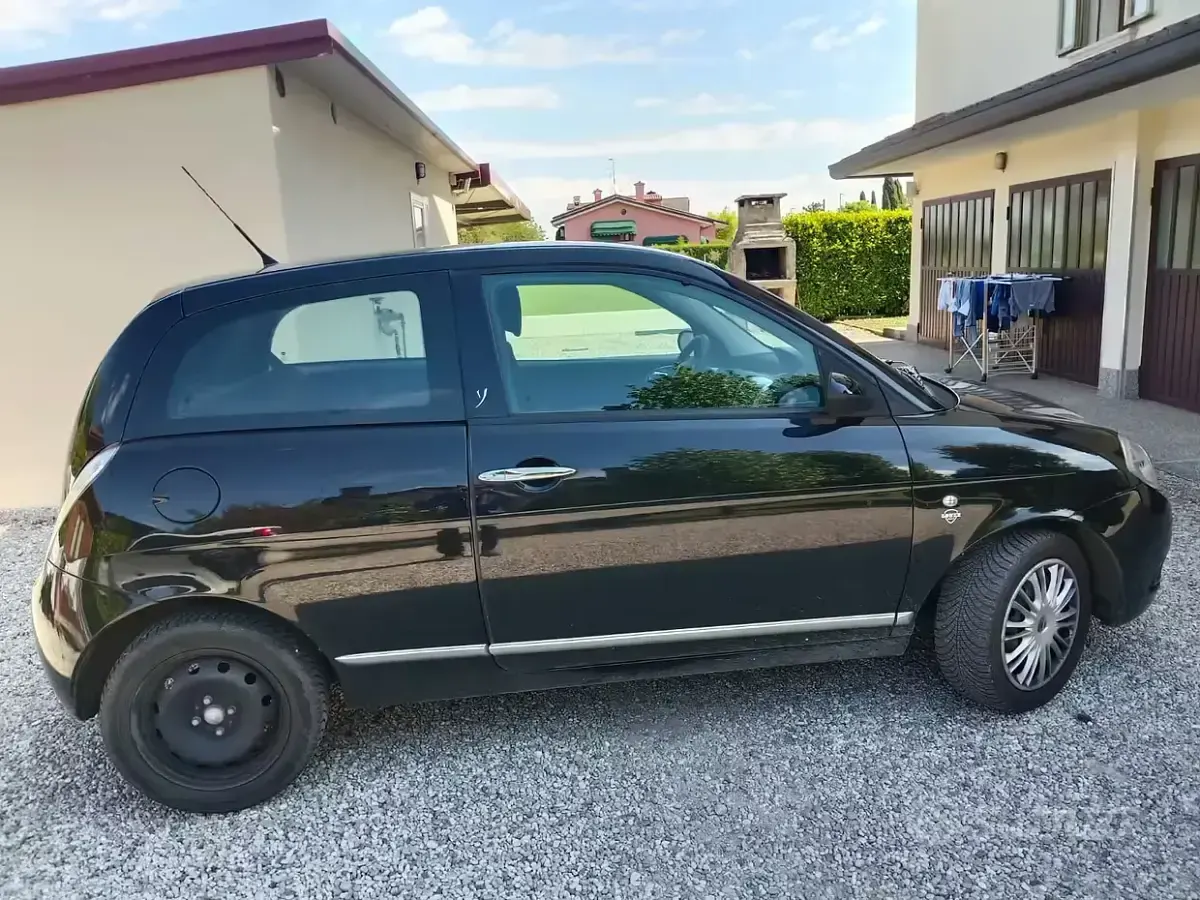 Usata Lancia Ypsilon 75 CV (55 kW) 2009 Nero Utilitaria