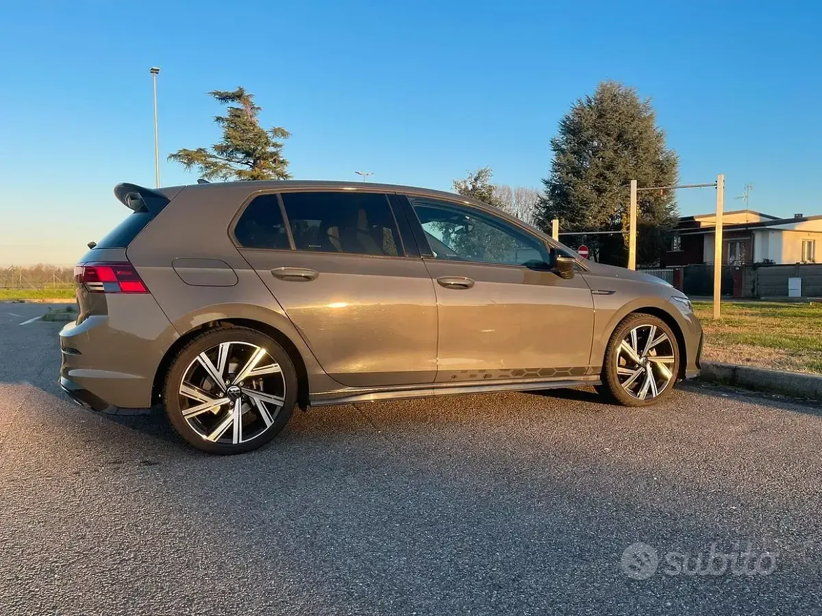 Usata VW Golf VIII R-line 150 CV (110 kW) 2020 Grigio Berlina