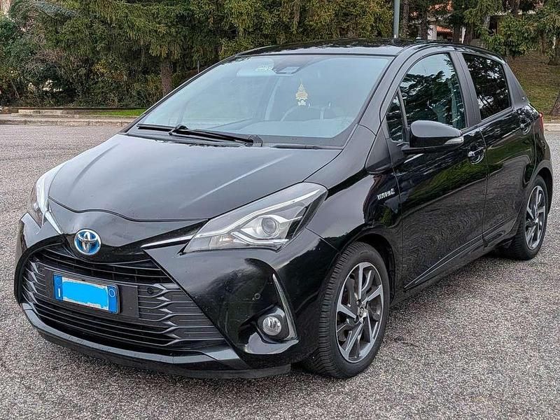 Usata Toyota Yaris Hybrid 73 CV (53 kW) 2019 Nero Utilitaria