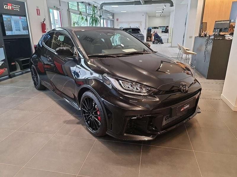 Nuova Toyota Yaris 280 CV (205 kW) 2026 Nero Utilitaria
