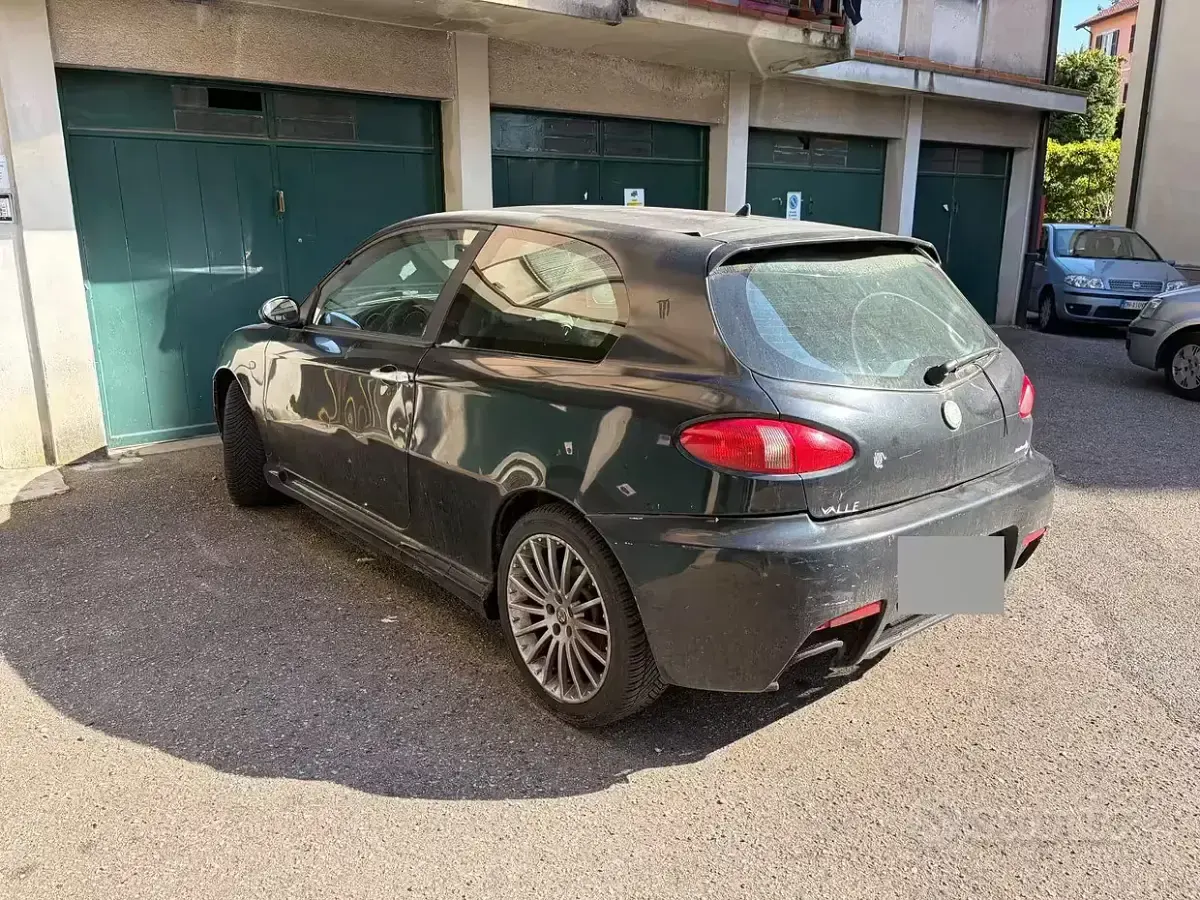 Usata Alfa Romeo 147 120 CV (88 kW) 2002 Nero Utilitaria