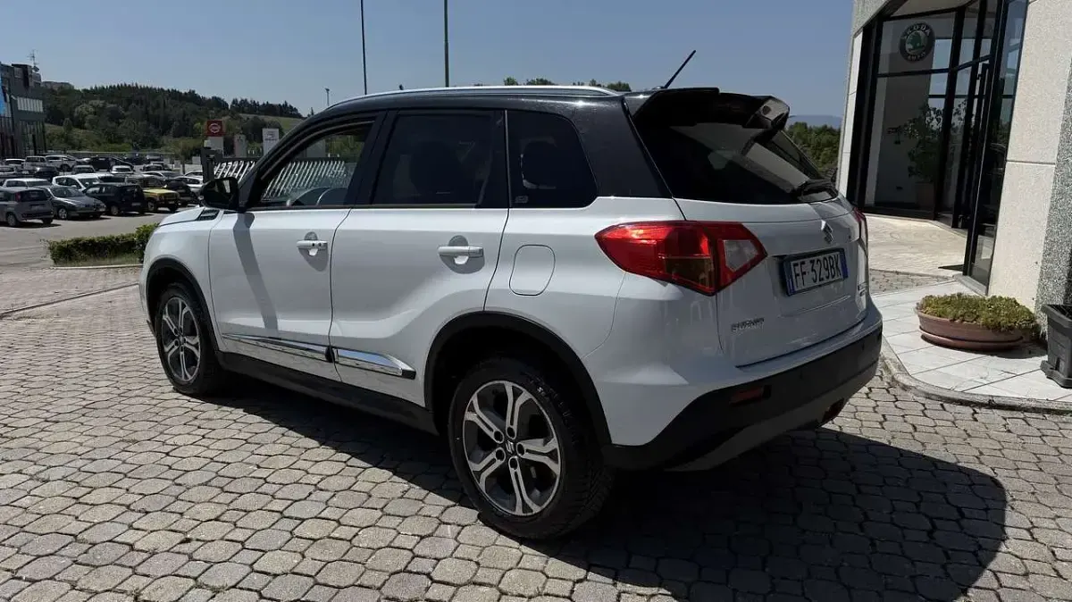 Usata Suzuki Vitara 120 CV (88 kW) 2016 Tetto nero SUV