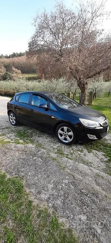 Usata Opel Astra Cosmo 110 CV (80 kW) 2010 Nero Berlina