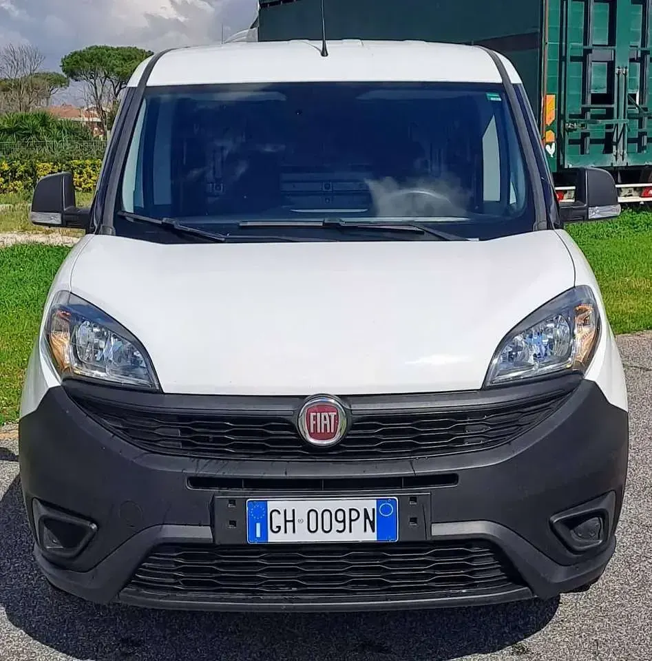 Usata Fiat Doblò 105 CV (77 kW) 2021 Bianco Monovolume