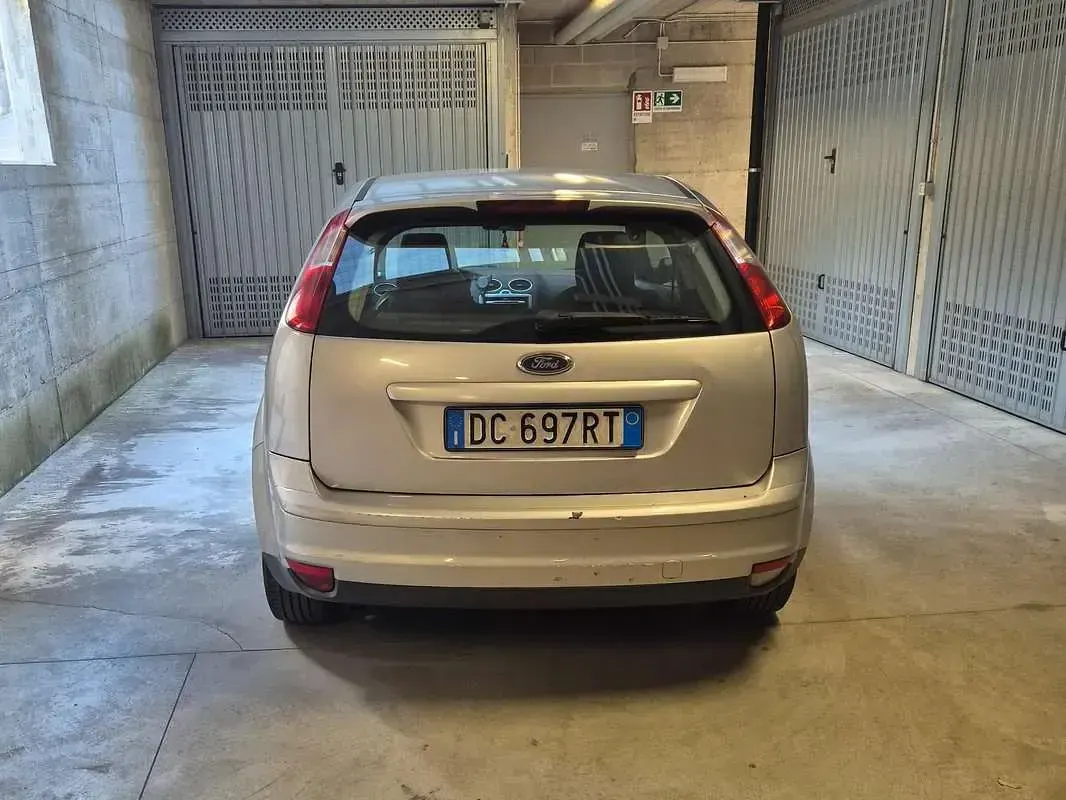 Usata Ford Focus 114 CV (83 kW) 2006 Argento Berlina