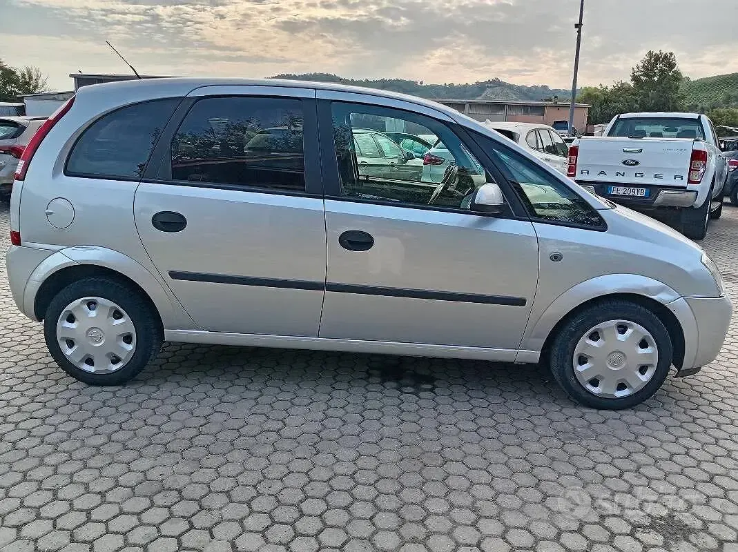 Usata Opel Meriva Cosmo 101 CV (74 kW) 2005 Grigio Monovolume
