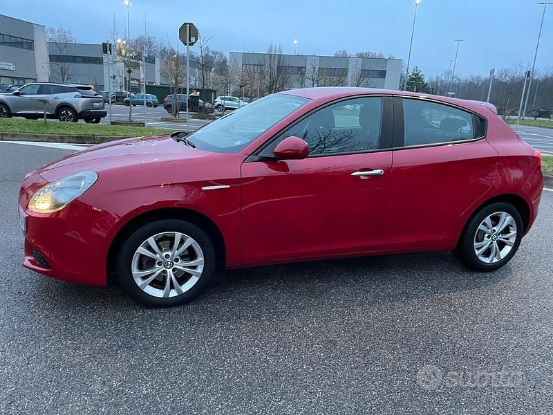 Usata Alfa Romeo Giulietta Distinctive 120 CV (88 kW) 2015 Rosso Berlina