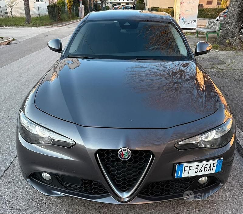 Usata Alfa Romeo Giulia Super 150 CV (110 kW) 2016 Grigio Berlina