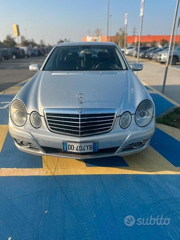 Grigio Usata 2008 Mercedes E320 Tre volumi | 2800 € - Immagine 1/4