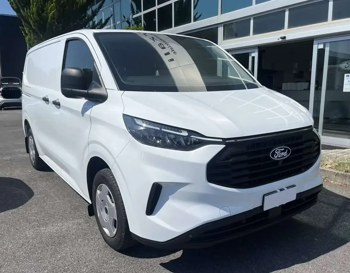 Usata Ford Transit Custom Trend 136 CV (100 kW) 2024 Frozen white Furgone
