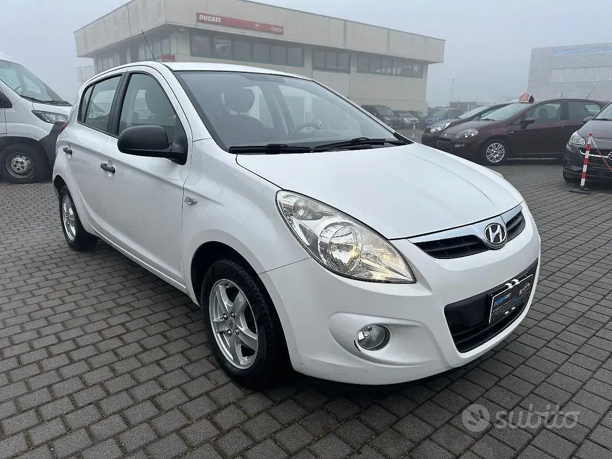 Usata Hyundai i20 Edition 83 CV (61 kW) 2012 Bianco Utilitaria