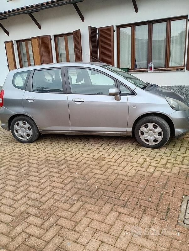 Usata Honda Jazz 78 CV (57 kW) 2005 Grigio Utilitaria