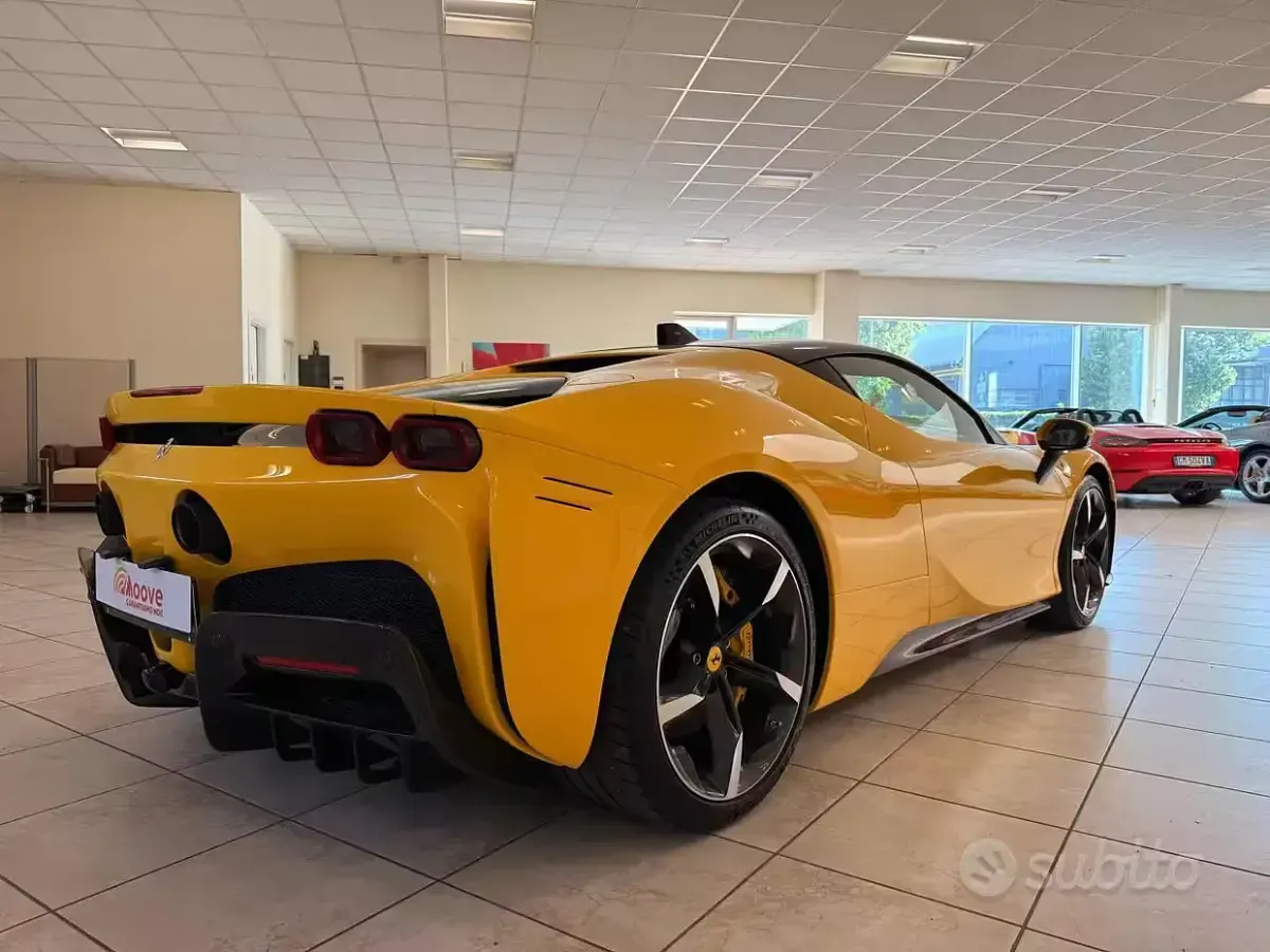 Usata Ferrari SF90 999 CV (734 kW) 2021 Giallo Coupé