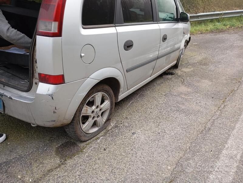 Grigio Usata 2004 Opel Meriva Monovolume | 1200 € (Ottimo prezzo) - Immagine 1/2
