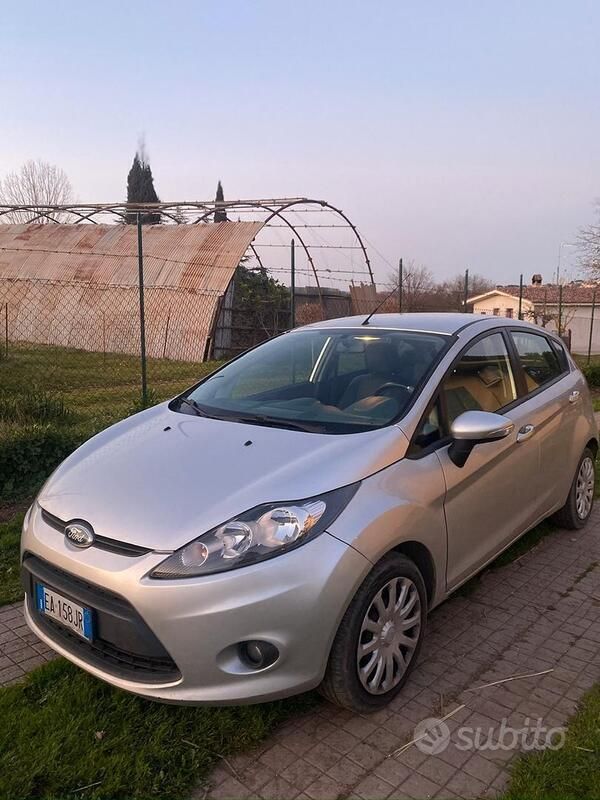 Grigio Usata 2010 Ford Fiesta Due volumi | 5400 € (Molto cara) - Immagine 1/2
