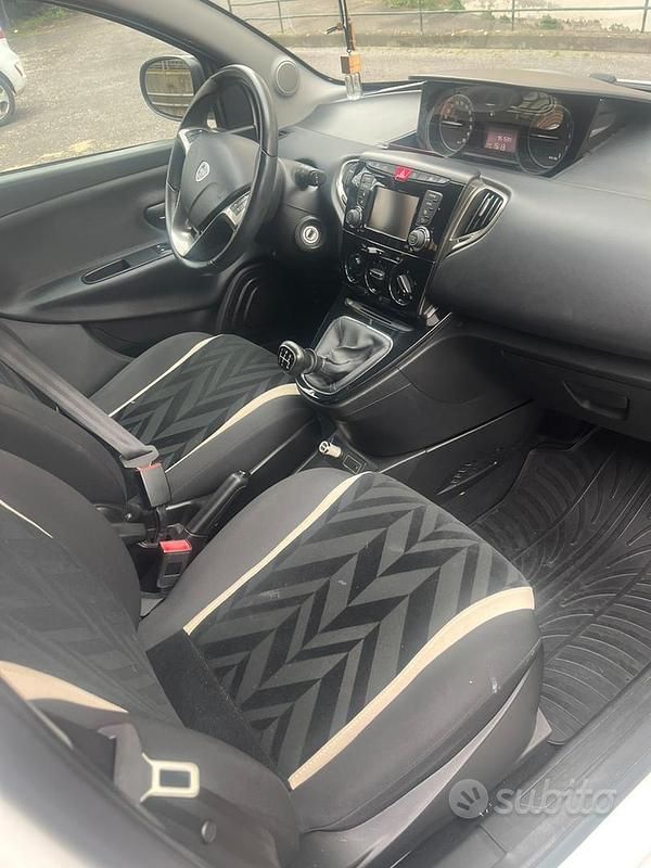 Usata Lancia Ypsilon Gold 69 CV (50 kW) 2017 Bianco Utilitaria