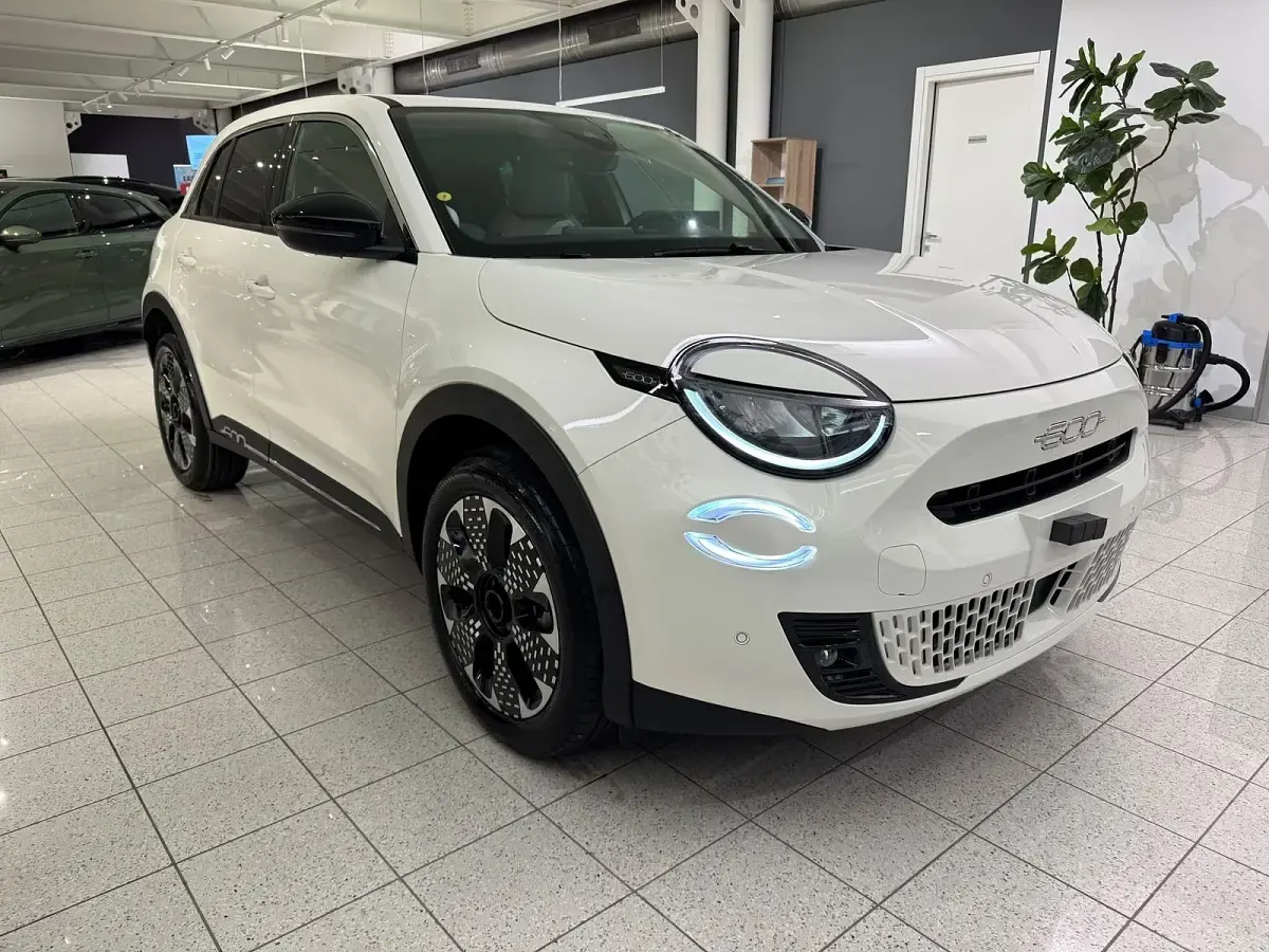 Nuova Fiat 600 La Prima 101 CV (74 kW) 2025 Blu/azzurro(met.) SUV