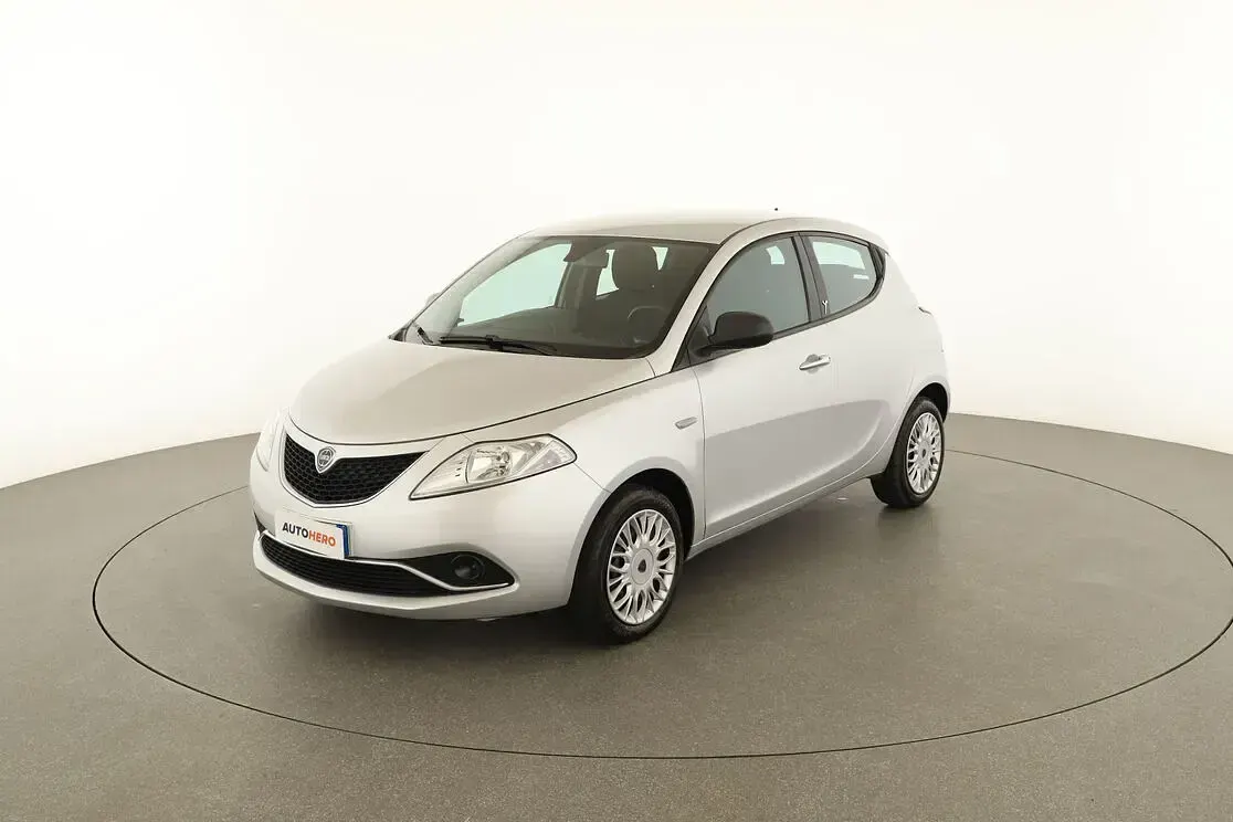 Usata Lancia Ypsilon Silver 70 CV (51 kW) 2017 Argento Utilitaria