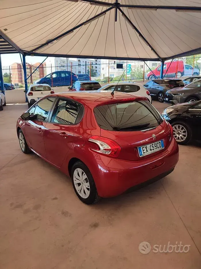 Usata Peugeot 208 Business-Line 68 CV (50 kW) 2014 Rosso Utilitaria