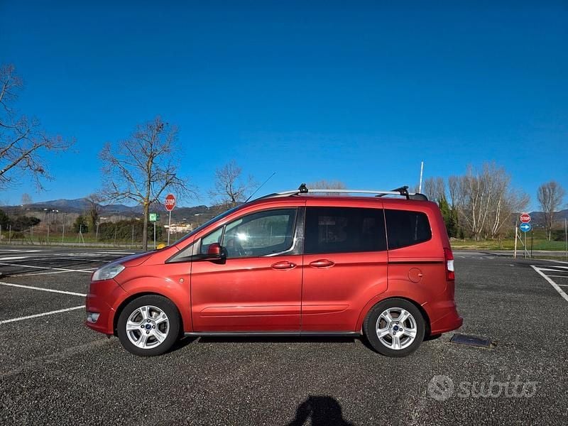 Usata Ford Tourneo Courier 95 CV (69 kW) 2015 Rosso Monovolume