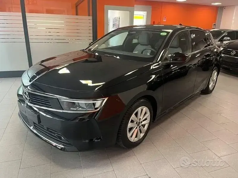 Usata Opel Astra Elegance 110 CV (80 kW) 2023 Nero Utilitaria