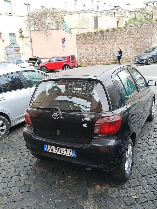 Usata Toyota Yaris Luna 86 CV (63 kW) 2001 Nero Utilitaria