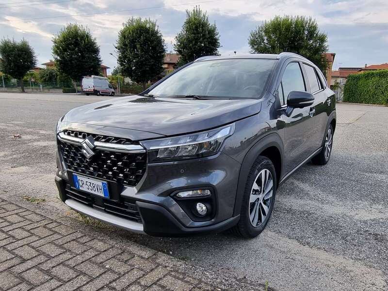 Grigio Usata 2023 Suzuki SX4 S-Cross SUV | 24.500 € (Buon prezzo) - Immagine 1/4