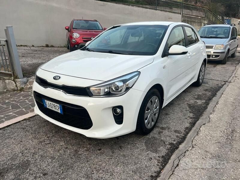 Bianco Usata 2017 Kia Rio Active Tre volumi | 8950 € (Buon prezzo) - Immagine 1/4