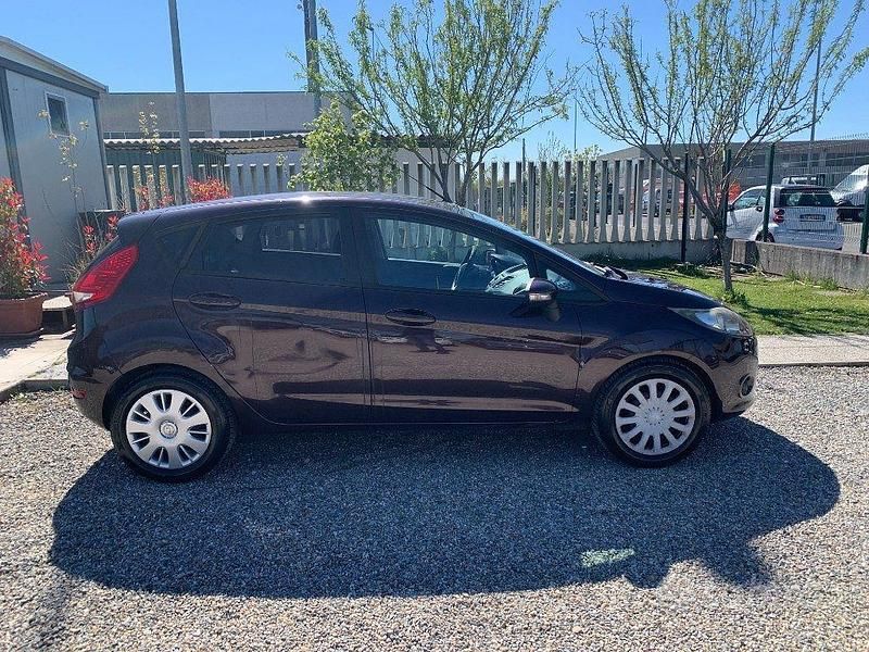 Begagnad Ford Fiesta 82 HK (60 kW) 2010 Röd Sedan