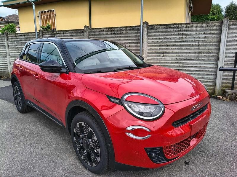 Nuova Fiat 600 La Prima 110 CV (80 kW) 2025 Rosso passione tetto nero SUV